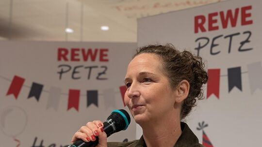 Die Chefin von Rewe Petz, Maike Sankjohanser, auf dem Feierlichkeiten vor der Wiedereröffnung des modernisiertem Markts in Betzd
