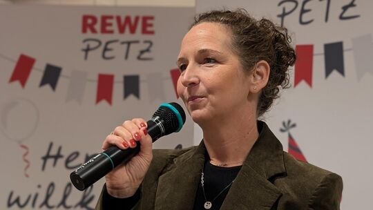 Die Chefin von Rewe Petz, Maike Sankjohanser, auf dem Feierlichkeiten vor der Wiedereröffnung des modernisiertem Markts in Betzd
