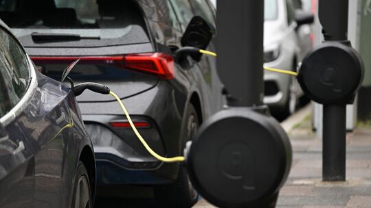 Elektroautos an E-Ladesäulen Elektroautos an E-Ladesäulen