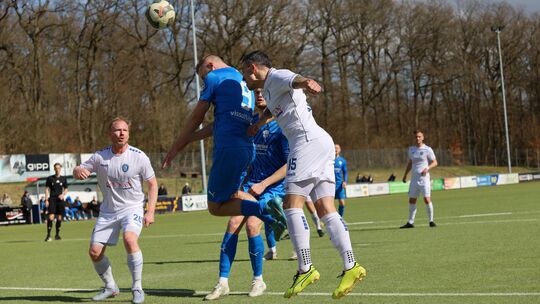 Beim letzten Duell gegen den HSV Neuwied (in Weiß) markierte Alex Auer (in Blau) alle drei Tore beim 3:2-Heimsieg in Emmelshause