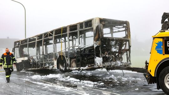 Vollbrand eines Busses - Mehr als 30 Menschen evakuiert Vollbrand eines Busses - Mehr als 30 Menschen evakuiert
