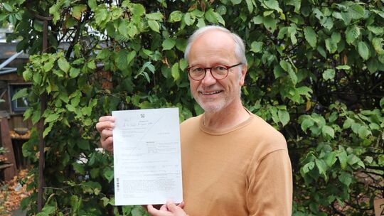 Hugo Bader mit der unberechtigten Rechnung, die ihm vermeintliche Betrüger geschickt haben.