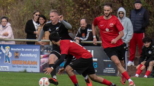 Der Spieler der SG Hochstetten/Nußbaum (schwarzes Trikot) behauptet geschickt den Ball. Der Spitzenreiter gewann zehn seiner elf