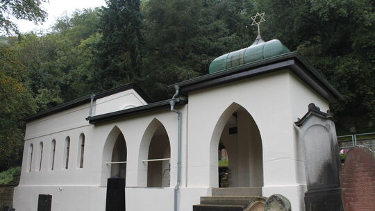 Die Taharahalle auf dem jüdischen Friedhof stellt eine Besonderheit dar. Dort ist die Grabstätte Teil des christlichen Friedhofs