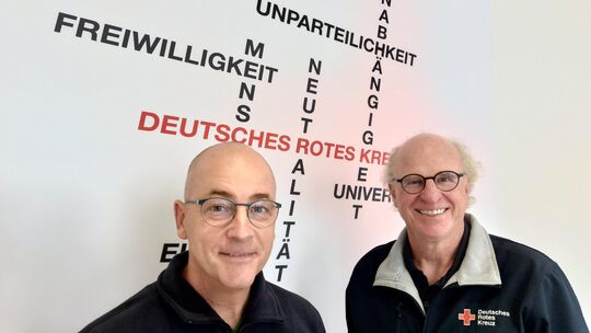 Armin Rieger (rechts), Präsident des DRK-Kreisverbands Neuwied, und der DRK-Kreisgeschäftsführer Marco Bust haben über das gepla