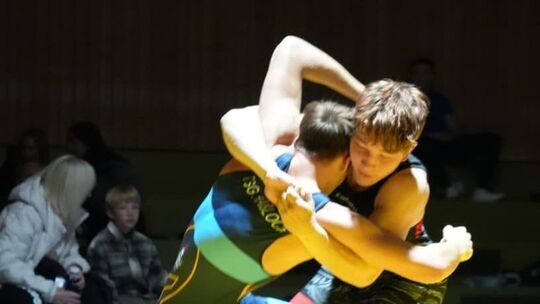 Der erst 17-jährige Ilya Rutz (rechts) weiß sich schon in der Männer-Verbandsliga zu behaupten.