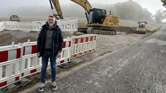 Burgschwalbachs Bürgermeister Daniel Sauerwein vor der Bauabsperrung an der Paul-Morant-Allee.