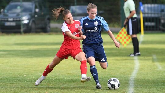 Carolin Dillenburg (rechts, hier im Spiel gegen Bad Neuenahr) wird nach längerer Verletzungspause wieder zum Kader des 1. FFC Mo Carolin Dillenburg (rechts, hier im Spiel gegen Bad Neuenahr) wird nach längerer Verletzungspause wieder zum Kader des 1. FFC Mo