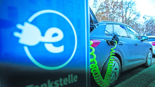 Immer mehr Fahrzeuge, die im Kreis Limburg-Weilburg verkauft werden, steuern eine der zahlreichen E-Ladesäulen an.