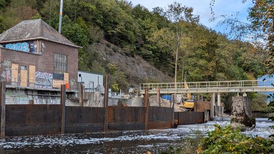 Seit mehreren Monaten wird am Wasserkraftwerk in Scheuerfeld gebaut. Das soll noch bis ins kommende Jahr andauern.