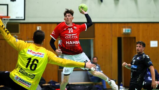 Rechtsaußen Nico Hassley (beim Wurf) wird der HSG Kastellaun/Simmern im Spitzenspiel am Samstag (18 Uhr) bei der SG Zweibrücken