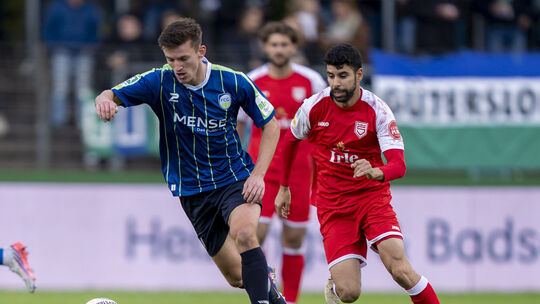 Zweikampf zwischen Güterslohs Aleksandar Kandic (am Ball) und dem Siegener Hamza Saghiri. Mit dem 5:0-Erfolg im Stadion im Heide
