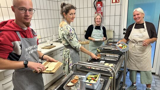 Die Frühstücksfreunde Justin Gottowsky (von links), Saksia Jerominek, Vera Wilhelm und Brigitte Stotz richten Wurst- und Käsestu