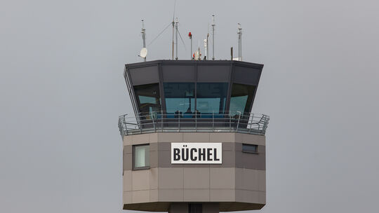 Der Tower des Fliegerhorsts Büchel - auf dem Bundeswehrstützpunkt in der Eifel laufen gerade viele Veränderungen, auch organisat
