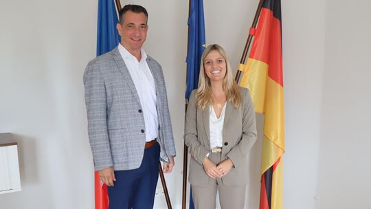 Im Juli 2023 begrüßte Oberbürgermeister Emanuel Letz die neue Büroleiterin Nathalie Herberger im Stadthaus.