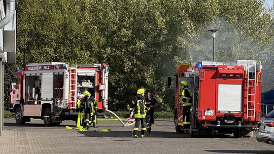 Neben der Feuerwehr Zell sind auch Einsatzkräfte aus Briedel schnell zur Stelle.