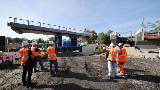 Die Eisenbahnbrücke zwischen Bendorf und Engers wurde kürzlich abgerissen. Derzeit laufen die Arbeiten zur Erneuerung: Neue Stah Die Eisenbahnbrücke zwischen Bendorf und Engers wurde kürzlich abgerissen. Derzeit laufen die Arbeiten zur Erneuerung: Neue Stah