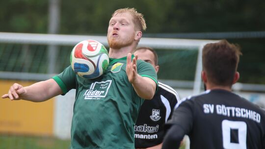 Perfekte Ballannahme von Tim Krämer, der sich mit seiner Spvgg Hochwald im Kellerduell beim BSV II beweisen muss. Der SV Göttsch Perfekte Ballannahme von Tim Krämer, der sich mit seiner Spvgg Hochwald im Kellerduell beim BSV II beweisen muss. Der SV Göttsch