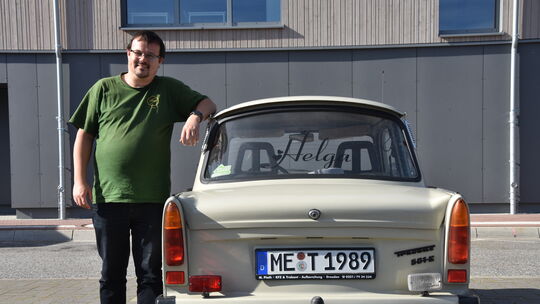 Sie haben gemeinsam schon viel erlebt: Jens Rekel und sein Trabant „Helga“.
