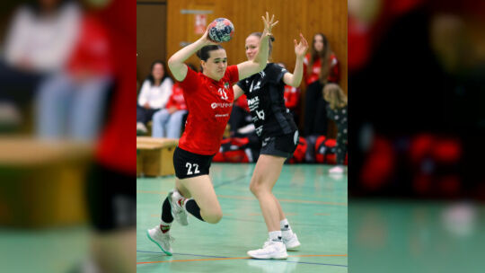 Bei Milica Grbic (am Ball, hier gegen Victoria Keller von der HSG Hunsrück II) von der HSG Kastellaun/Simmern ist ein Comeback i Bei Milica Grbic (am Ball, hier gegen Victoria Keller von der HSG Hunsrück II) von der HSG Kastellaun/Simmern ist ein Comeback i