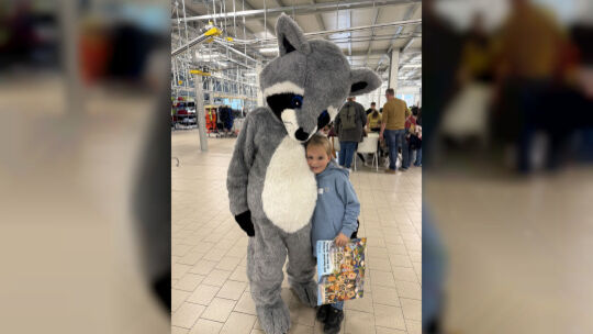 Willi Waschbär, das Maskottchen der Kreuznacher Zentralwäscherei, begeistert ganz besonders die Kinder.