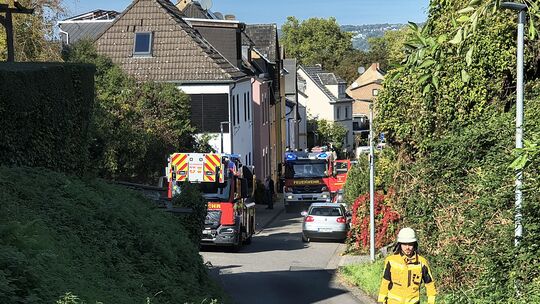 Die Sinziger, Bad Bodendorfer und Remagener Feuerwehr samt Drehleiter waren schnell an der Brandstelle in der Helenenbergstraße