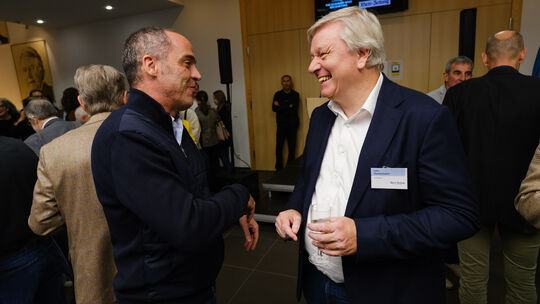 Auch Lars Hennemann (rechts), Chefredakteur unserer Zeitung, war zur Premiere des Films „The Scammer Who Became King" des Regiss