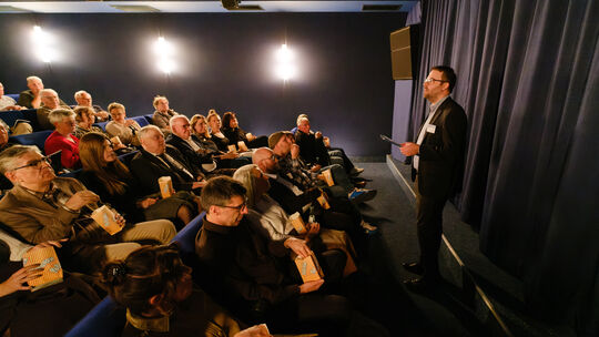 Maximilian Eckhardt, Digitalchef unserer Zeitung, begrüßte Zeitzeugen, Kollegen und Gäste aus Andorra zur Premiere des Films „Th