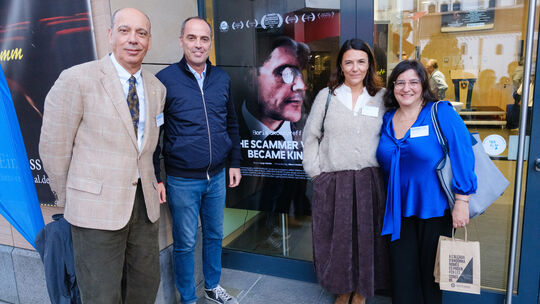 Zur Premiere des Films „The Scammer Who Became King" von Regisseur Jorge Cebrián (Zweiter von links) im Cinema in der Bopparder