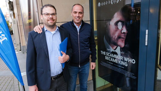 Regisseur Jorge Cebrián (rechts) ist mit dem Film „The Scammer Who Became King“ ein opulentes Werk über das bizarre Leben von Bo