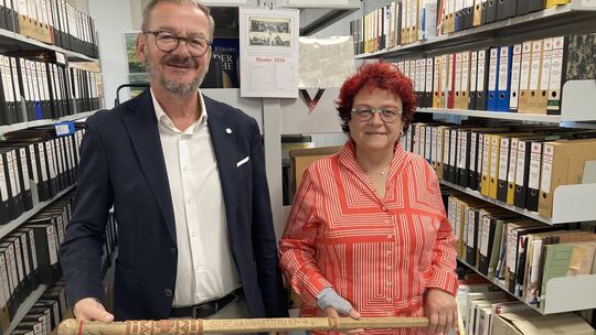 Siershahns Ortsbürgermeister Alwin Scherz und Ortsarchivarin Monika Sturm mit einem Relikt aus dem Rheinwiesenlager, das 1945 vo Siershahns Ortsbürgermeister Alwin Scherz und Ortsarchivarin Monika Sturm mit einem Relikt aus dem Rheinwiesenlager, das 1945 vo