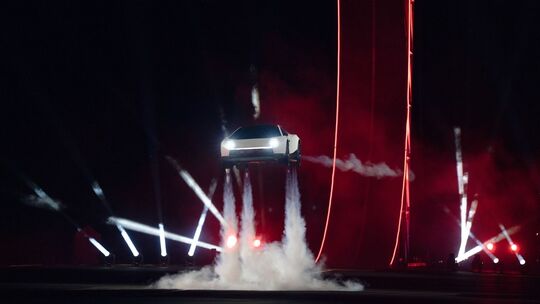 Tesla zeigt Sportwagen mit Raketendüsen Tesla zeigt Sportwagen mit Raketendüsen