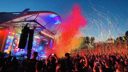 Eine Explosion aus Farben beim Broilers-Konzert im August 2026 auf der Loreley-Freilichtbühne.