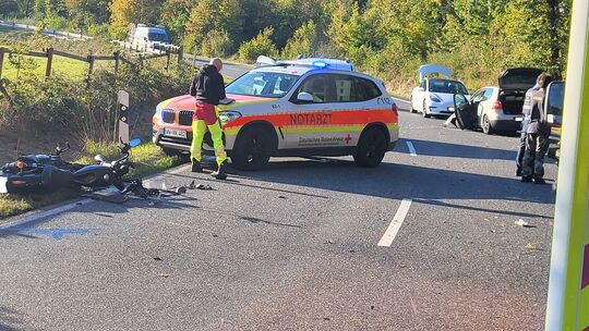 Auf der B8 bei Hundsangen ereignete sich am Freitagnachmittag ein schwerer Verkehrsunfall. Ein Motorradfahrer kam dabei zu Tode. Auf der B8 bei Hundsangen ereignete sich am Freitagnachmittag ein schwerer Verkehrsunfall. Ein Motorradfahrer kam dabei zu Tode.