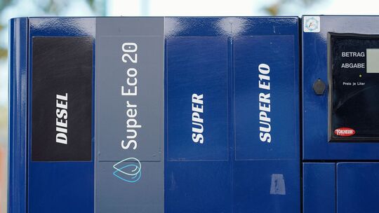 Erste öffentliche Tankstelle mit E20-Zapfsäule in Deutschland Erste öffentliche Tankstelle mit E20-Zapfsäule in Deutschland