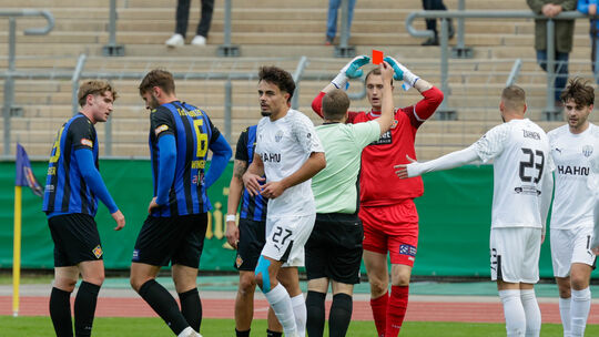 Acht Minuten waren gespielt, da sah TuS-Keeper Kevin Birk nach einem Handspiel außerhalb des Strafraums Rot. Seine Mannschaft er