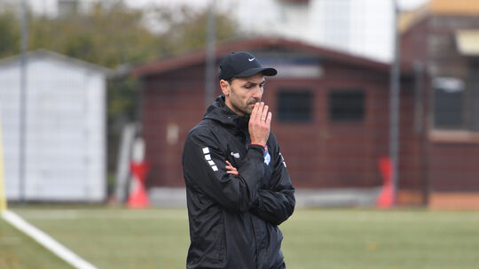 Eisbachtals Coach Daniel Alves rang nach der 0:7-Niederlage seiner Mannschaft bei Wormatia Worms um Worte.