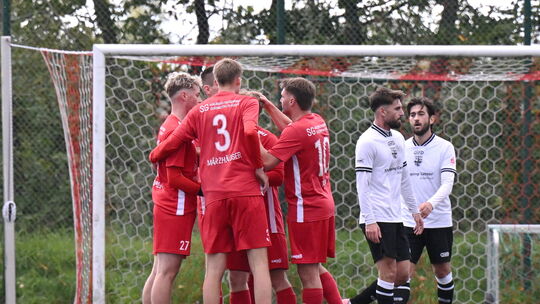 Malberg (in Rot) jubelt, Mayen nicht: Im Aufsteigerduell behielt die SG mit 4:1 klar die Oberhand gegen das Schlusslicht.