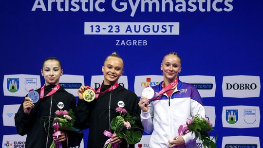 Angelina Melnikowa (M) und Anna Kalmykowa (l) Angelina Melnikowa (M) und Anna Kalmykowa (l)