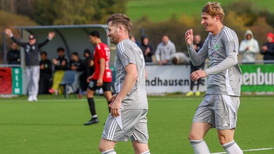 Nach seinem Treffer zum 2:0, erzielt mit der Pike, konnte sich Niederroßbachs Routinier Benny Walkenbach (links, hier mit Luca R