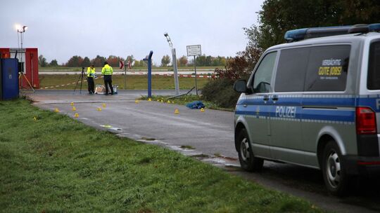 Polizeieinsatz am Flughafen Leipzig/Halle - Zaun beschädigt Polizeieinsatz am Flughafen Leipzig/Halle - Zaun beschädigt