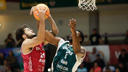Neun Punkte gelangen dem Koblenzer Camaron Tongue (am Ball) im Spiel gegen Wolmirstedt, zum Sieg reichte dies den EPG Baskets ab