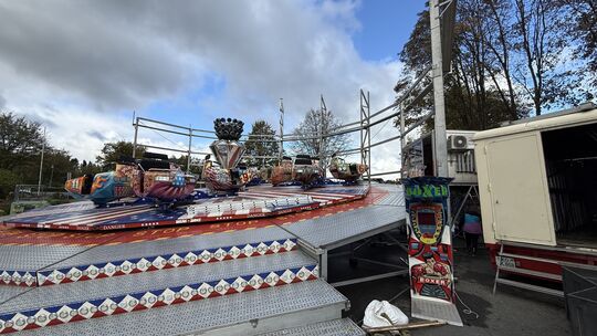 Die Kirmes in Selters zeigt ihre Fahrgeschäfte in teilweise beeinträchtigtem Zustand: Das bunte Breakdance-Fahrgeschäft steht sc