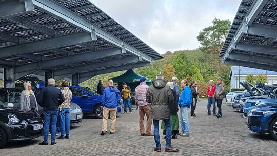 Großes Interesse an der Elektromobilität: Schon früh kamen Besucher an den Solar-Carports zusammen, um die ausgestellten Fahrzeu