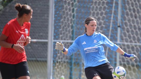 DSG-Torfrau Kathrin Claßen-Meier musste beim 1. FC Kaiserslautern neunmal hinter sich greifen. DSG-Torfrau Kathrin Claßen-Meier musste beim 1. FC Kaiserslautern neunmal hinter sich greifen.