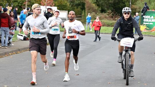 Da staunten Lucas Woller (Startnummer 350) und Maike Peters (Startnummer 359) nicht schlecht: Während sie sich nach 10,5 Kilomet Da staunten Lucas Woller (Startnummer 350) und Maike Peters (Startnummer 359) nicht schlecht: Während sie sich nach 10,5 Kilomet