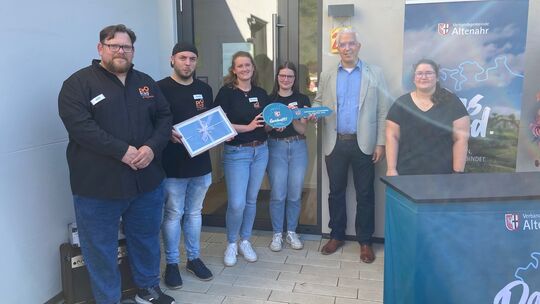 VG-Bürgermeister Dominik Gieler und das Team des Jugendbüros bei der Schlüsselübergabe.