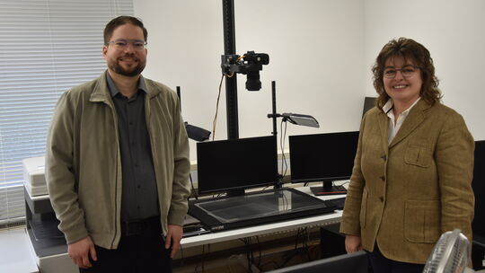 Dennis Röhrig und Melanie Leicher präsentieren den hochmodernen Dokumentenscanner.