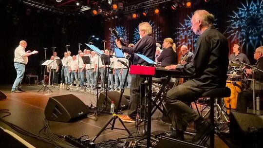 Ein toller MGV "Liederkranz" Wallmenroth mit glänzenden Solisten, einem humorvollen Dirigent und den Rhythmics als geniale Begle