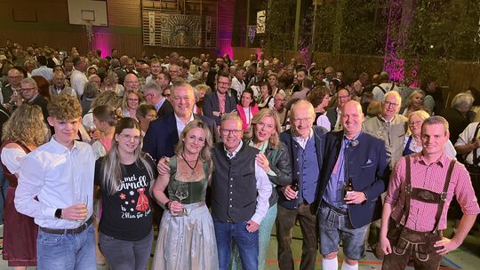 Zur großen Schar der Gratulanten, die mit Bürgermeister Markus Lüttger seinen 60. Geburtstag feierten, gehörten Familie, Freunde